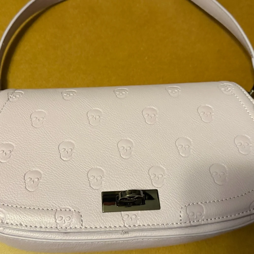 Bnwt Betsy Johnson Lilac Embossed Leather Shoulder Bag w/ skulls & skeleton keys - Picture 4 of 9